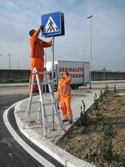 Installano i segnali davanti alle scuole di Trani e, così, rinunciano ad un contenzioso di due anni e mezzo fa