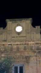 Trani, il tempo s'è proprio fermato: dopo la classe politica, è declino anche per l'orologio di piazza Longobardi