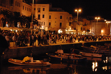 Lettere e interventi: «Trani non è quella descritta nei giornali in questi giorni. Riportiamola a casa, diamole il benvenuto»