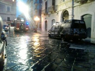 Trani, ci risiamo: a fuoco furgone in via Bovio
