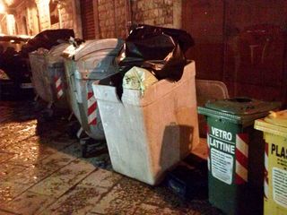 WHATSAPP. Trani, di male in peggio: cisterna in amianto trasformata in cassonetto