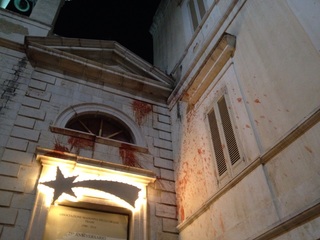 WHATSAPP. Trani, imbrattata la chiesa di San Donato: uno scempio di salsa o vernice rossa