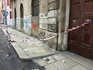 Ex caserma e Ipc, giù tegole dal tetto: domani i lavori. Ed il Comune di Trani ignora ancora il progetto della proprietà