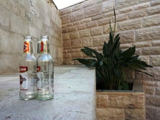 Porta «vandalla»: distrutte fioriere, bivacchi dimenticati, teppismo continuo. Svilito un luogo che meriterebbe di più