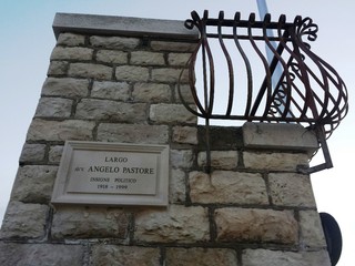 Trani ha ufficialmente il suo «Largo Don Angelo Pastore». Le targhe, fra camper e cassonetti dei rifiuti, posizionate proprio il 20 dicembre