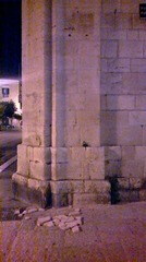 Trani, sfilata e distrutta la targa toponomastica su Palazzo Palumbo-Quercia: nonostante la folla, nessuno ha visto nulla