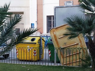 Trani, sugli impianti pubblicitari le uniche novità le porta il vento: altro spettacolo penoso in piazza D'Agostino