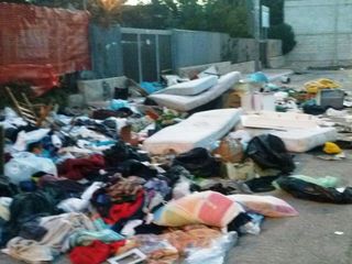 WHATSAPP. Ci risiamo: una discarica infinita davanti all'isola ecologica di Trani