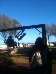 FOTO. Villa di Trani senza pace: nuovamente vandalizzato il parco giochi