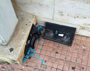 Esche per topi, il pericolo viene dai teppisti: scatola distrutta e veleno per strada in via Papa Giovanni