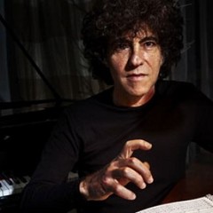 L'appello della moglie di Davide Santorsola: «Con quello zaino, ci restituireste la serenità». Il ricordo dell'artista ed il suo rapporto con Trani