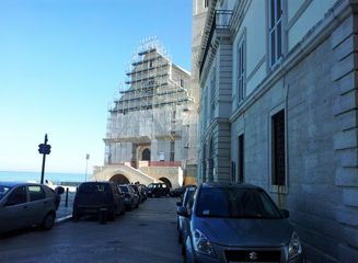 Sfacelo dissuasori: nuovamente rotti in piazza Duomo, le auto tornano ad assediare la cattedrale