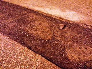 Sprofonda il bitume sul lungomare di Trani: rischio per i veicoli all'intersezione con via San Magno