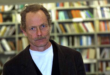 A processo per avere invitato i cittadini al sabotaggio della Tav: Erri De Luca sarà ospite questa sera (via Skype) in una serata in suo onore a Trani