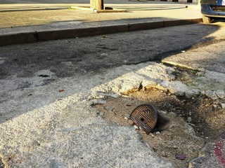 Trani, quando anche un chiusino si mette... di traverso. Lavori «dimenticati» in via Giustina Rocca