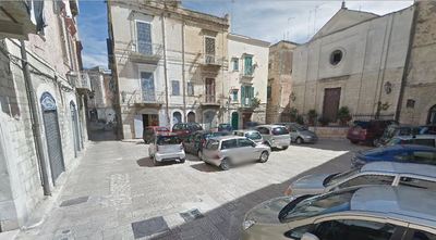 Trani, gli puntano il coltello alla gola e lo rapinano. Agiscono in due, a volto scoperto