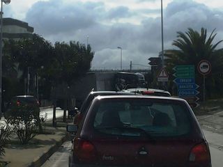 Ci risiamo, s'incastra camion a Trani centro: traffico paralizzato per mezz'ora