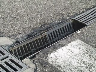 Trani, anche il «sistema caditoie» fa cilecca: via Borsellino fa concorrenza a via Falcone