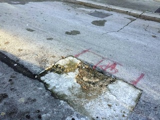 Via Giustina Rocca, intervento casuale e parziale di Aqp: chiusino rimosso, si attende il ripristino