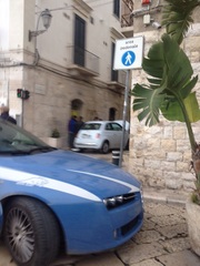 La Polizia sventa furto d'auto sul porto di Trani: il malvivente abbandona la vettura e fugge via