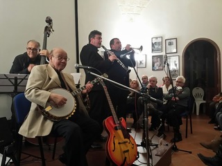 FOTO e VIDEO. Lino Patruno illumina Trani: al Dino Risi, la storia del jazz in una magica notte