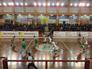 La Juve Trani sbaglia mezza partita, poi reagisce ma non basta: Agropoli passa 63-66