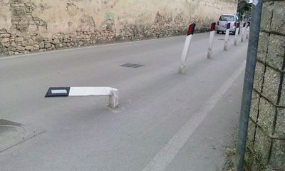 Trani, cavalluccio contromano: danneggiati i paletti della strettoia di via Pozzopiano