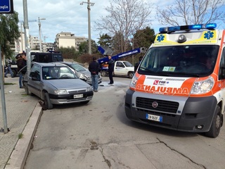 FOTO. Trani, auto fuori controllo si schianta su vettura parcheggiata: due feriti