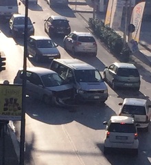 FOTO. Trani, giallo lampeggiante fuori orario: incidente al semaforo di via Pola