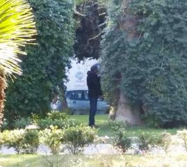 WHATSAPP. Trani, picnic e pipì in piazza della Repubblica. La fotosegnalazione di un lettore