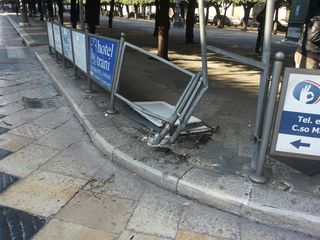 Auto impazzita distrugge segnali e parapedonali nella piazza centrale di Trani: il responsabile fugge via