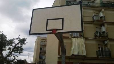 Trani, non c'è pace per il campetto di piazzetta Peter Pan: da due giorni si gioca con un canestro solo