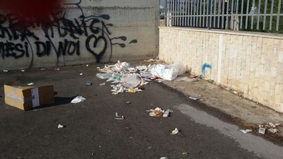 Trani, a vicinale Santo Spirito ci risiamo: discarica a cielo aperto davanti al «pl» murato. Zona non coperta da Amiu: ci va quando può