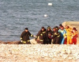 Smotta il terreno nei pressi del castello di Trani: 60enne precipita, ma si salva
