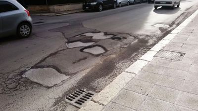 Strade di Trani, nuova emergenza buche. Non ci sono soldi, si continua a navigare a vista