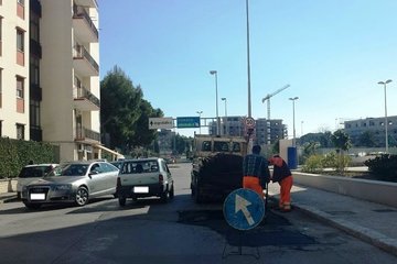 Primi, graditi soccorsi fra le buche di Trani: operai al lavoro in via Istria