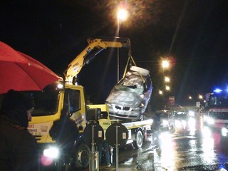 FOTO. Perde il controllo e abbatte palo della luce nei pressi della caserma di Trani: gravemente ferita la ragazza al suo fianco