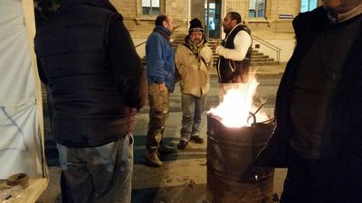 VIDEO. Protesta davanti al Comune di Trani, la Eurocoop: «Bagni pubblici incustoditi, villa Bini a singhiozzo e non più di 400 euro a casa»