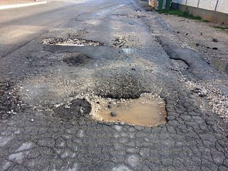Con la pioggia, le strade di Trani come il tonno dello spot: così tenere, che le tagli con un grissino