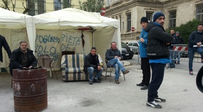 Comune di Trani, proteste dei lavoratori delle cooperative: presidio delle forze dell'ordine. Chiuso il portone principale
