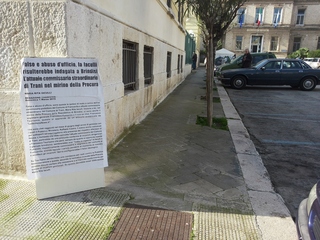 Trani, manifesti anti-Iaculli in giro per la città. Stampato articolo su indagini per abuso d'ufficio. E il Tribunale del Lavoro diede ragione al dirigente