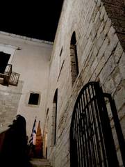 Stop ai vandali: la scalinata della sinagoga di Trani finalmente protetta da un cancelletto. E la cattedrale?