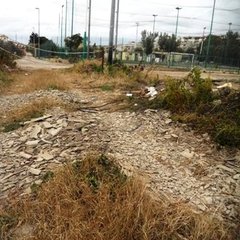 FOTO. Trani, amianto disperso da mesi tra case e campi di calcetto: la denuncia del comitato di Pozzopiano