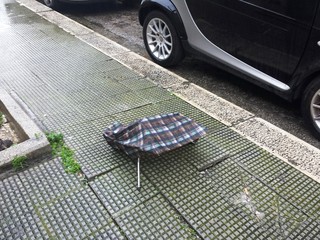 Si rompe l'ombrello, lo si butta lì: foto-analisi di un vizio tutto di Trani