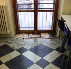 Piove forte a Trani, alcune scuole fanno acqua. Le foto dai plessi del Liceo classico