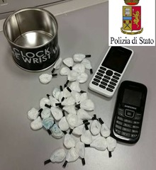 Trani, ingoia coca per non farsi scoprire ma non la fa franca: arrestato anche per quella nascosta in camera da letto