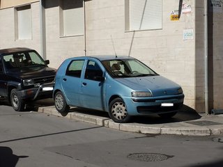 Trani, si esce da scuola e la domanda sorge spontanea: a chi appartengono i marciapiedi?