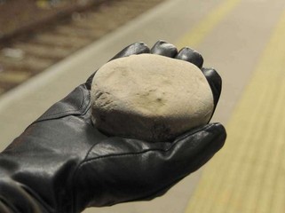 AGGIORNATO. Sassi contro treno e sui binari a Trani: danni per almeno 20mila euro