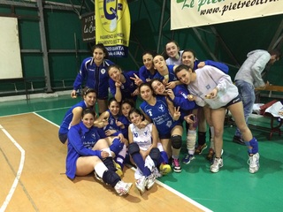 VIDEO. Aquila azzurra-Barletta 3-0: lo storico ritorno in serie C è vicino. Tifosi unici: contestano l'arbitro che sbaglia in favore del Trani