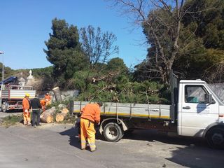 Servizi pubblici, quattro bandi (non più sei) per 2 milioni e 700mila euro. Garanzie sociali per gli operai già in servizio: vanno riassunti «a certe condizioni»